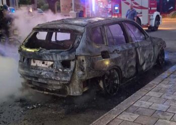 Auto distrutta dalle fiamme a San Salvo in piazza De Gasperi
