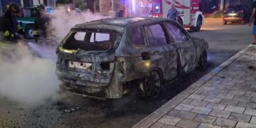 Auto distrutta dalle fiamme a San Salvo in piazza De Gasperi