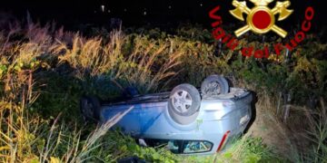 Auto finisce in un vigneto a Punta Penna, due feriti