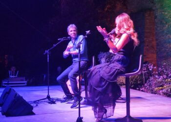 Barbarossa a Vasto tra risate col pubblico, canzoni di una vita e il ricordo di Baudo