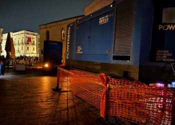 Blackout, centro storico a “lume di cellulare”. Arriva il gruppo elettrogeno d’emergenza