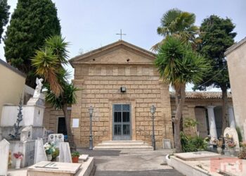 «Riapertura annunciata per giugno, ma la cappella del cimitero è chiusa e piena di calcinacci»