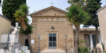 «Riapertura annunciata per giugno, ma la cappella del cimitero è chiusa e piena di calcinacci»