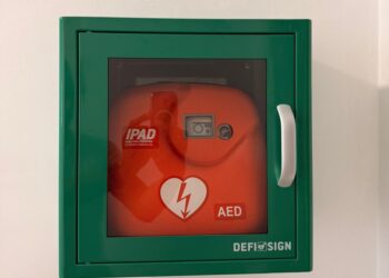 Famiglia dona defibrillatore alla cittadinanza: installato nella rotonda di Vasto Marina