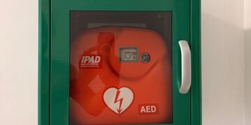 Famiglia dona defibrillatore alla cittadinanza: installato nella rotonda di Vasto Marina