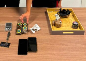 Panetti di hashish nascosti in casa, 23enne arrestato dai carabinieri