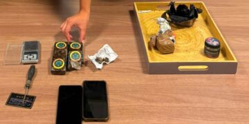 Panetti di hashish nascosti in casa, 23enne arrestato dai carabinieri