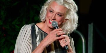 Il 23 agosto Drusilla Foer all’arena “Morricone” in “Parla con Dru. Chiacchiere e canzoni”