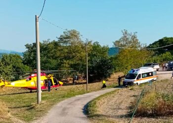 Scivola in piscina e resta ferito, uomo soccorso a Furci