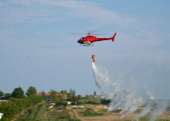 Nel Vastese giornata di incendi, in contrada Lebba i lanci dell’elicottero per fermare le fiamme