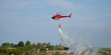 Nel Vastese giornata di incendi, in contrada Lebba i lanci dell’elicottero per fermare le fiamme