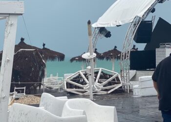 Grandinata, alberi cadono sulle auto: due feriti. Lidi balneari devastati