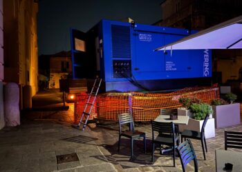 Blackout, centro storico a “lume di cellulare”. Arriva il gruppo elettrogeno d’emergenza