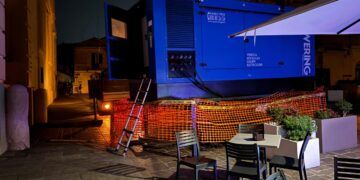 Blackout, centro storico a “lume di cellulare”. Arriva il gruppo elettrogeno d’emergenza