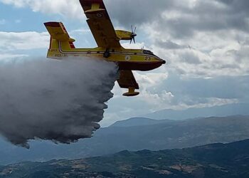 Dopo decine di lanci da elicotteri e canadair, domato l’incendio tra Castiglione e Schiavi di Abruzzo
