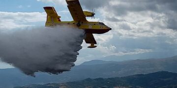 Dopo decine di lanci da elicotteri e canadair, domato l’incendio tra Castiglione e Schiavi di Abruzzo