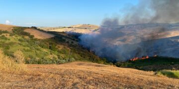 Nel Vastese non si ferma la scia degli incendi. Agricoltori creano linee tagliafuoco