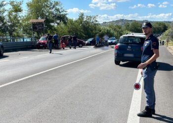 Tragico incidente sulla SS16: scontro tra auto e due moto, muore 28enne