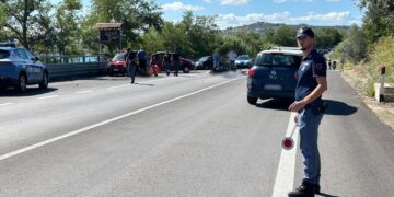Tragico incidente sulla SS16: scontro tra auto e due moto, muore 28enne