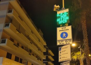 Da mezzanotte è finita l’area pedonale, ma nell’ultima sera molti accessi col varco ancora attivo