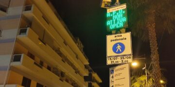 Da mezzanotte è finita l’area pedonale, ma nell’ultima sera molti accessi col varco ancora attivo