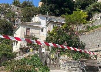 Masso precipita su una casa, 93enne era uscito. Controlli sulla parete rocciosa