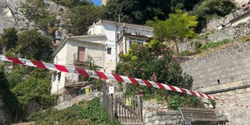 Masso precipita su una casa, 93enne era uscito. Controlli sulla parete rocciosa