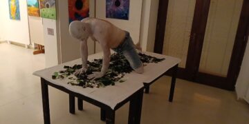 Opere d’arte e performance artistica si fondono nella mostra a Palazzo Mattioli: l’effetto è sorprendente