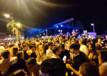 Notte Rosa delle Sirene 2025, la riviera canta, balla e… dipinge