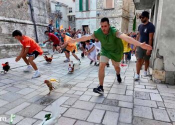 Dopo oltre 10 anni torna il Palio del Borgo: a Furci galline e quartieri si sfidano nel centro storico