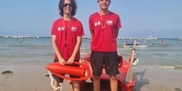 Padre e figlia in difficoltà in mare, due bagnini e un bagnante li riportano a riva