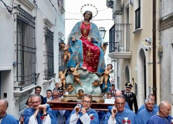 Nel cuore della città la processione di Santa Maria. Oggi la celebrazione solenne con mons. Forte