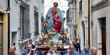 Nel cuore della città la processione di Santa Maria. Oggi la celebrazione solenne con mons. Forte