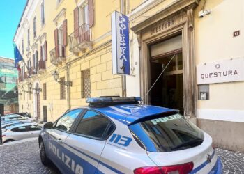 Fugge in bici elettrica, inseguito e arrestato per rapina rompe a testate il vetro della volante