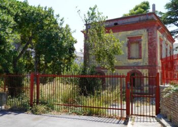 Fuori la giungla e i rifiuti, dentro la devastazione dei vandali: ex Scuola civica musicale, che brutta fine