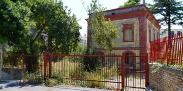 Fuori la giungla e i rifiuti, dentro la devastazione dei vandali: ex Scuola civica musicale, che brutta fine