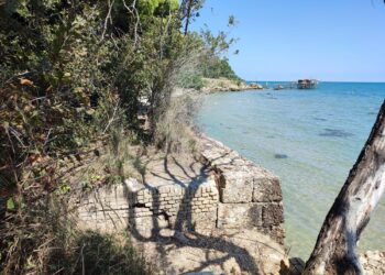 Trave, la spiaggetta irraggiungibile dal lungomare: sentiero interrotto e usato come discarica