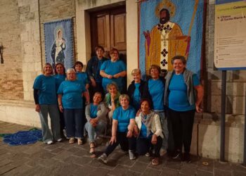 Festa delle uncinettine, benedetto il pannello di San Nicola delle volontarie di Celenza sul Trigno
