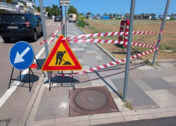 In via Vespucci arrivano i dissuasori contro la sosta selvaggia