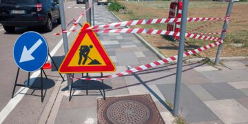 In via Vespucci arrivano i dissuasori contro la sosta selvaggia