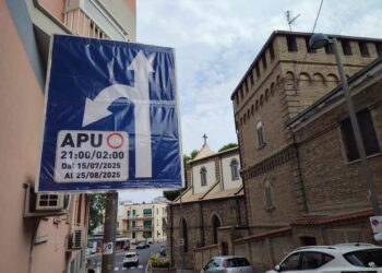 Area pedonale, automobilisti disorientati, il Comune fa affiggere il cartello di legno con segnale di carta