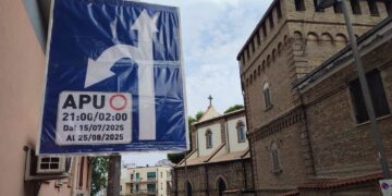 Area pedonale, automobilisti disorientati, il Comune fa affiggere il cartello di legno con segnale di carta