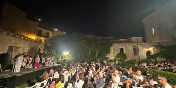 Ai giardini di palazzo D’Avalos gli alunni della Ritucci Chinni portano in scena le “Umane Virtù”