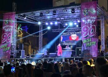 Piazza gremita per Cristiano Malgioglio a Monteodorisio, ma non sono mancate le polemiche