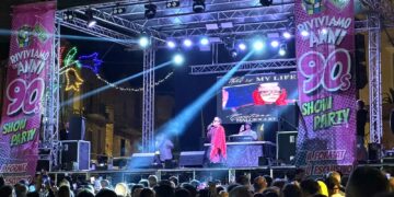 Piazza gremita per Cristiano Malgioglio a Monteodorisio, ma non sono mancate le polemiche