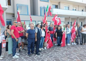 I lavoratori degli appalti Asl scioperano davanti alla direzione, pagamento stipendi entro 48 ore