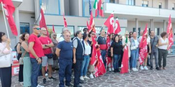 I lavoratori degli appalti Asl scioperano davanti alla direzione, pagamento stipendi entro 48 ore