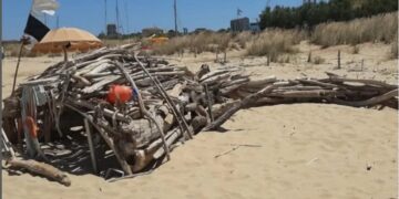 Distrutto il capodoglio di legno sulla spiaggia di Punta Penna