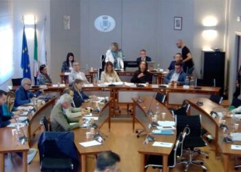 Condomini al posto dell’ex asilo, il punto passa tra le polemiche. Opposizioni lasciano l’aula