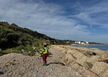 Malore mentre pesca sugli scogli, 70enne salvato dall’elisoccorso